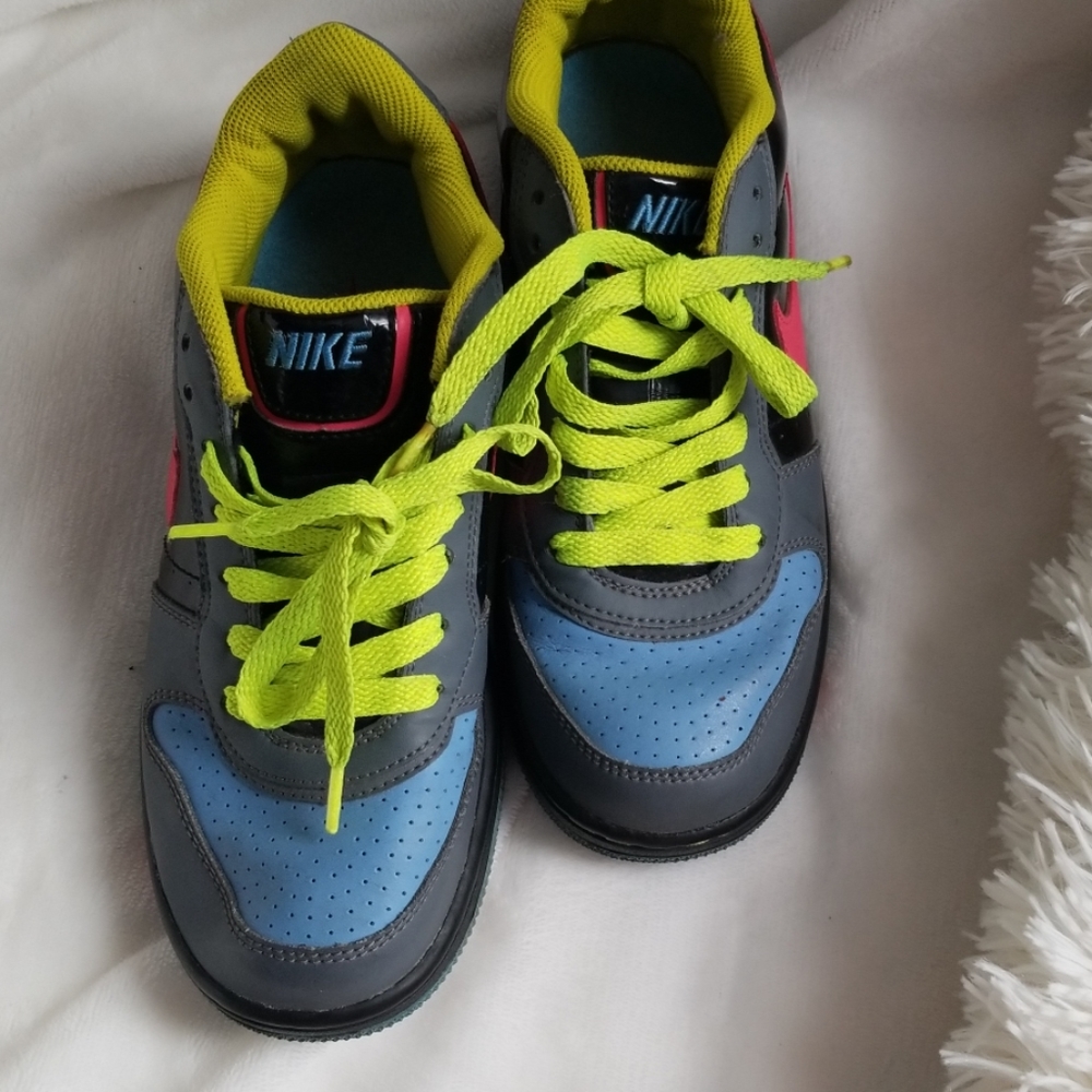 Nike shoes size 5.5  boys